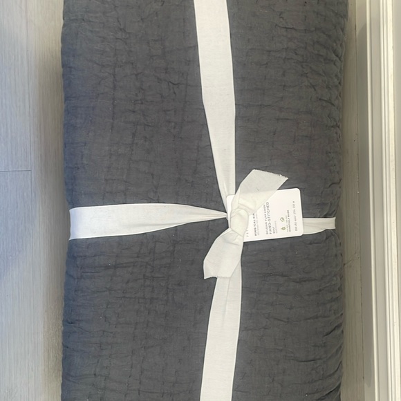 Pottery barn Belgian flax linen hand stitched quilt king/cal king NEW!
